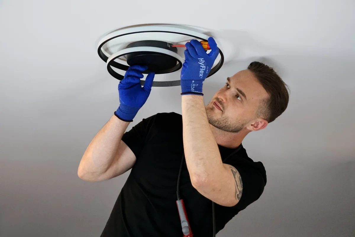 Elektriker bei der Arbeit